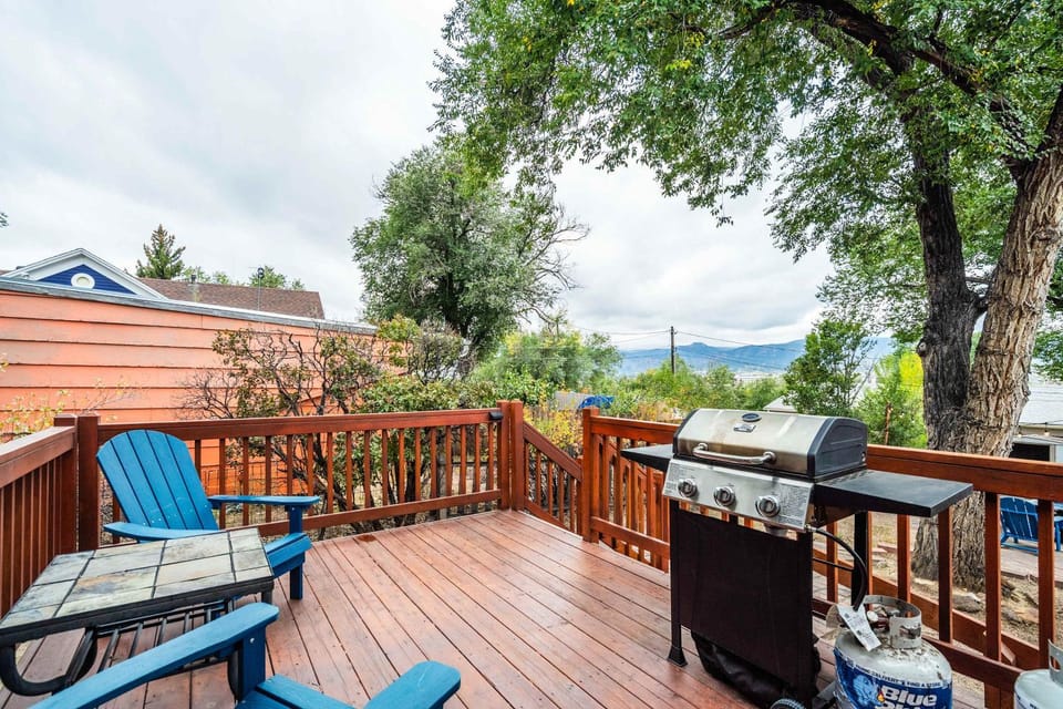 Memorial Row Downtown Escape w Mountain Views House in Colorado Springs
