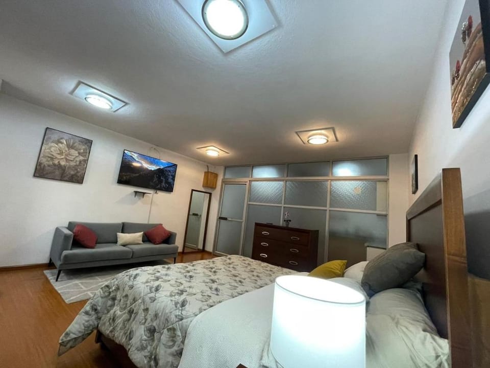 Bed, TV and multimedia, Photo of the whole room, Bedroom