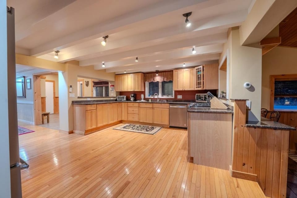 10 Min to Loon-Hottub-Pet Friendly-EV Charger House in Woodstock