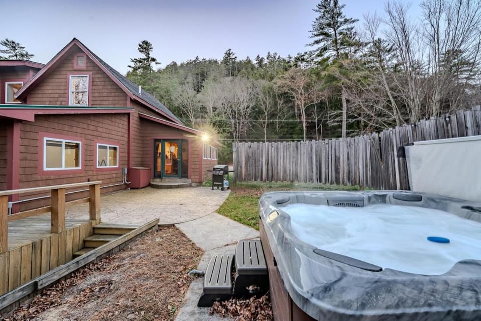 10 Min to Loon-Hottub-Pet Friendly-EV Charger House in Woodstock