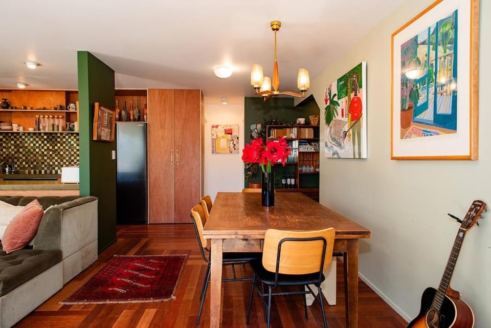 Kitchen or kitchenette, Living room, Seating area, Dining area