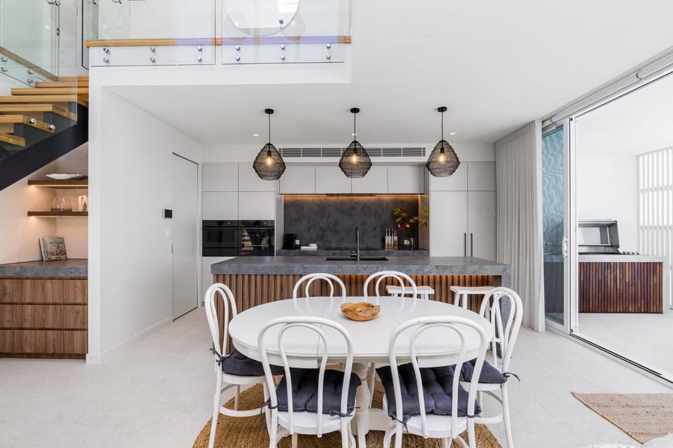 Kitchen or kitchenette, Dining area