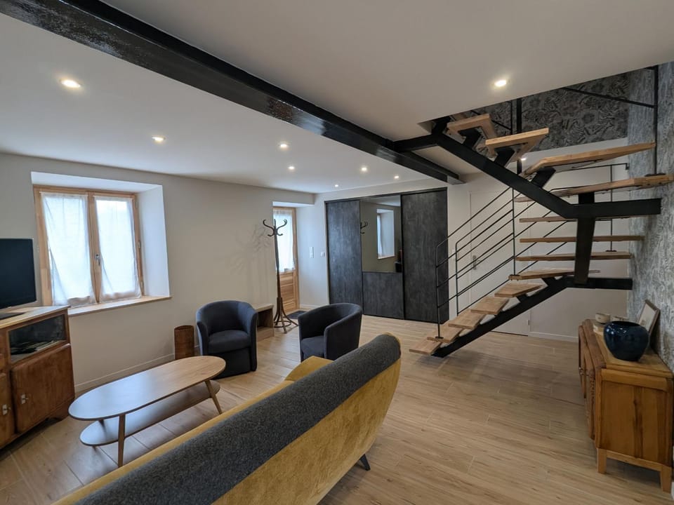 Maison rénovée avec terrasse et balcon à Polignac - FR-1-582-539 House in Auvergne-Rhône-Alpes
