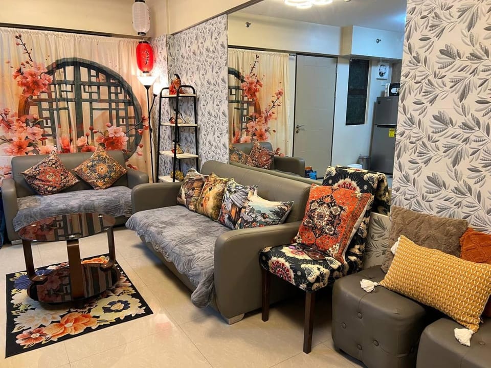 Bed, Living room, Photo of the whole room, Seating area, Bedroom