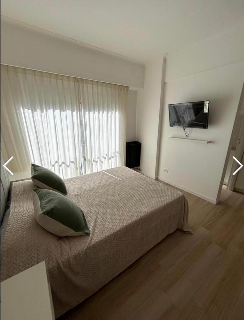 Bed, TV and multimedia, Bedroom