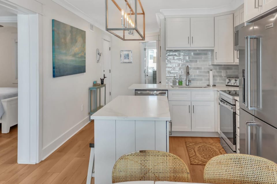 Gorgeous Oceanfront, WALK to town, Pool, prv Beach access! Apartment in Ocean Isle Beach