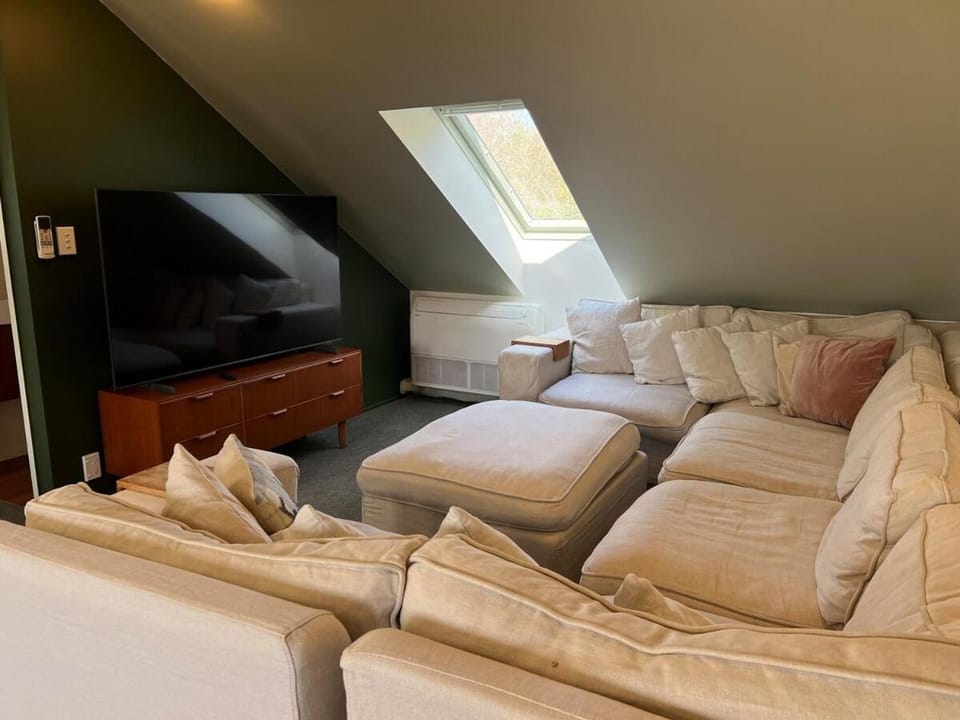 TV and multimedia, Living room, Seating area, Evening entertainment