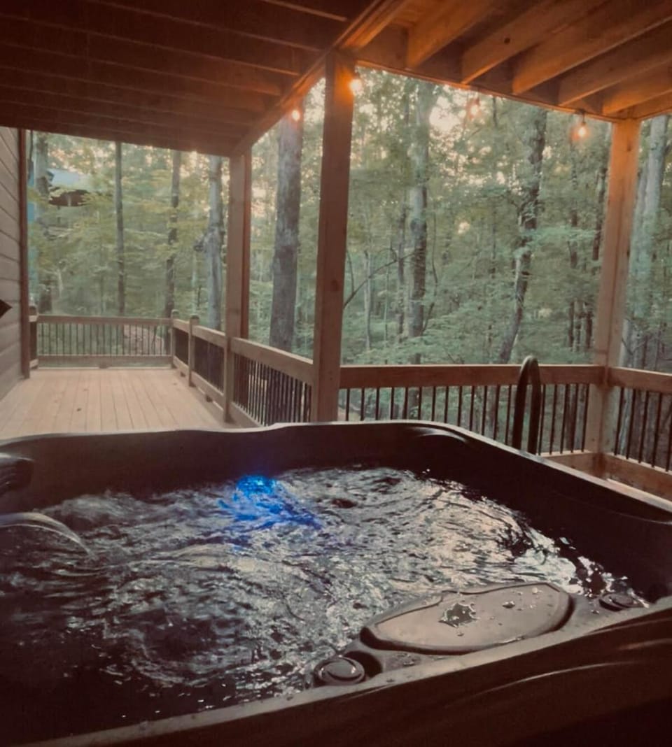 Private Views, Decks,1 Mile from Gate, 8 Mins to Wineries House in Georgia
