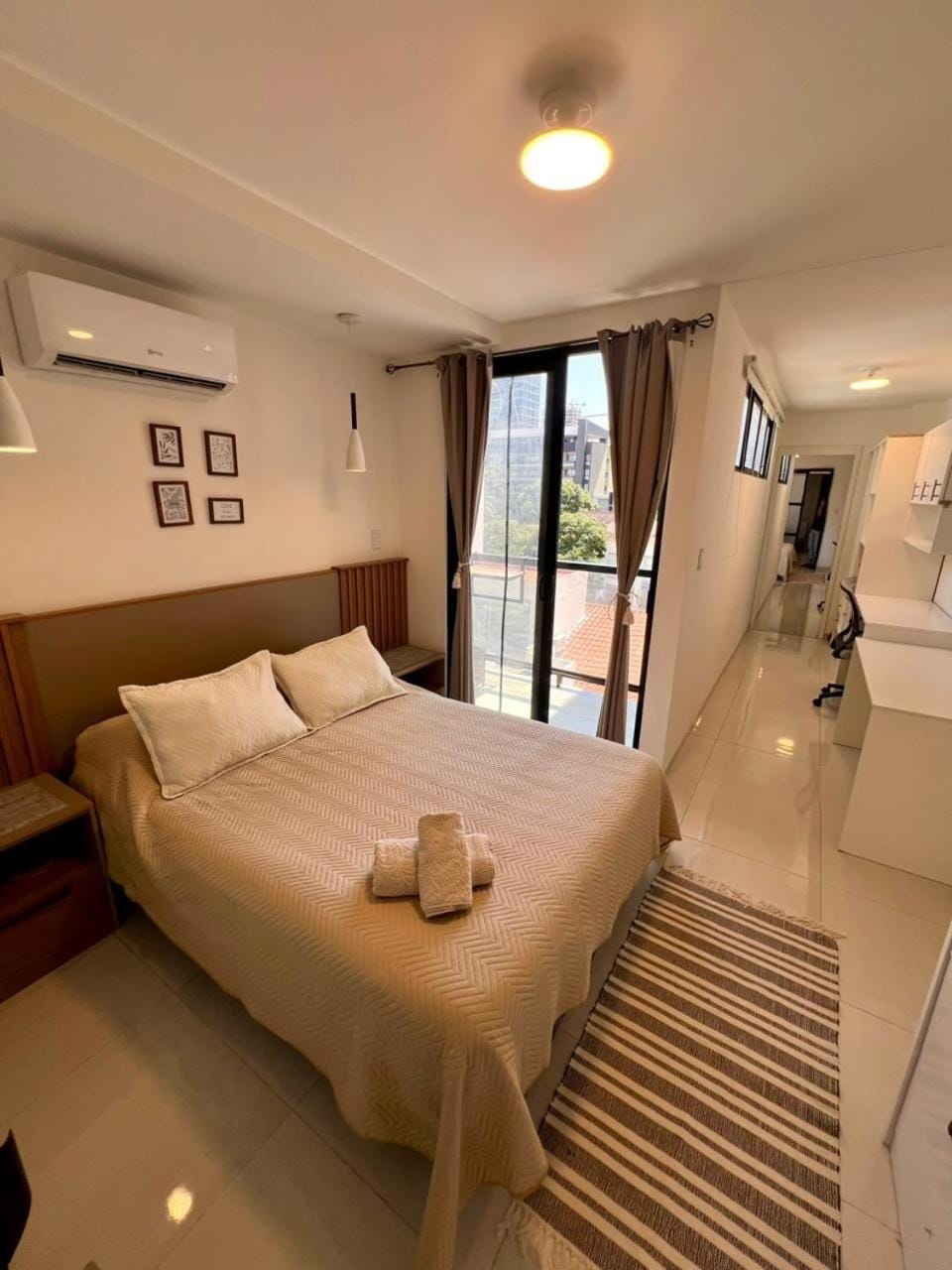 Bed, towels