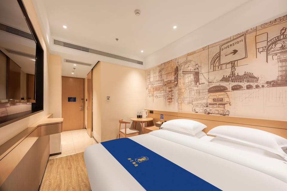 Photo of the whole room, Bedroom