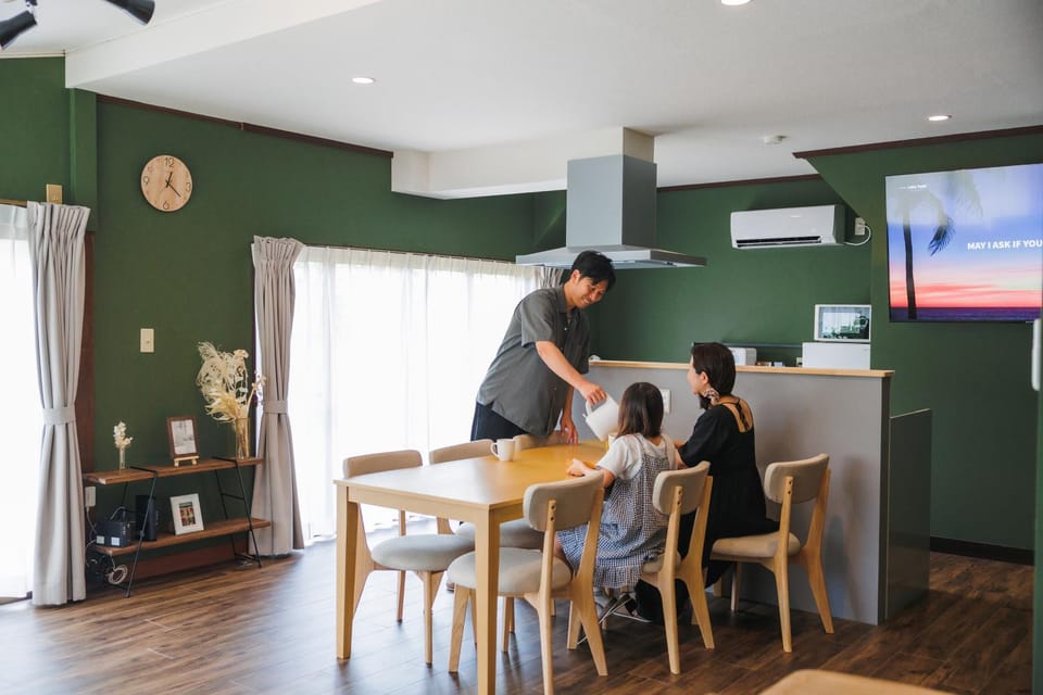 Communal lounge/ TV room, TV and multimedia, Dining area, group of guests, Family
