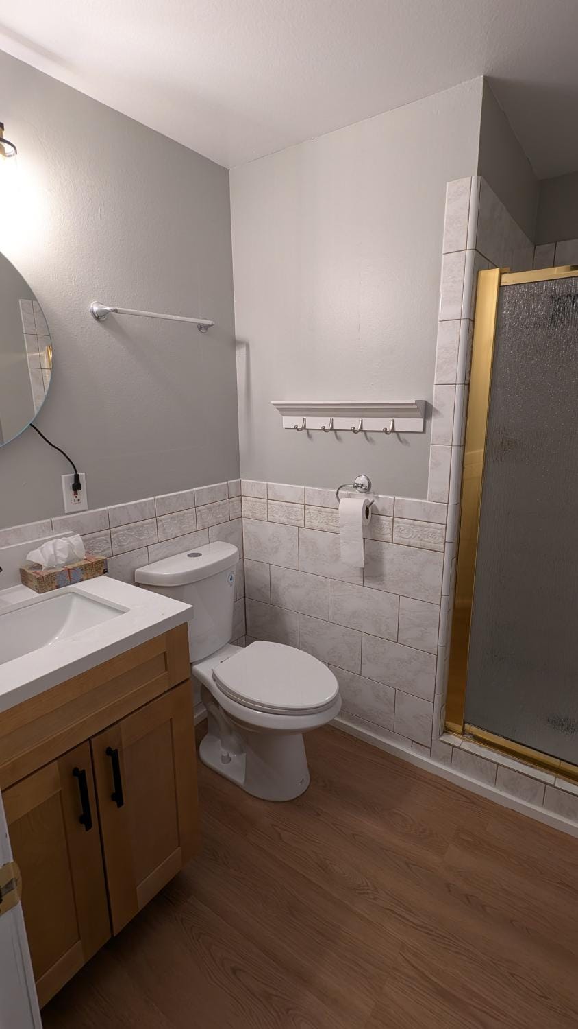 Shower, Toilet, Bathroom, towels