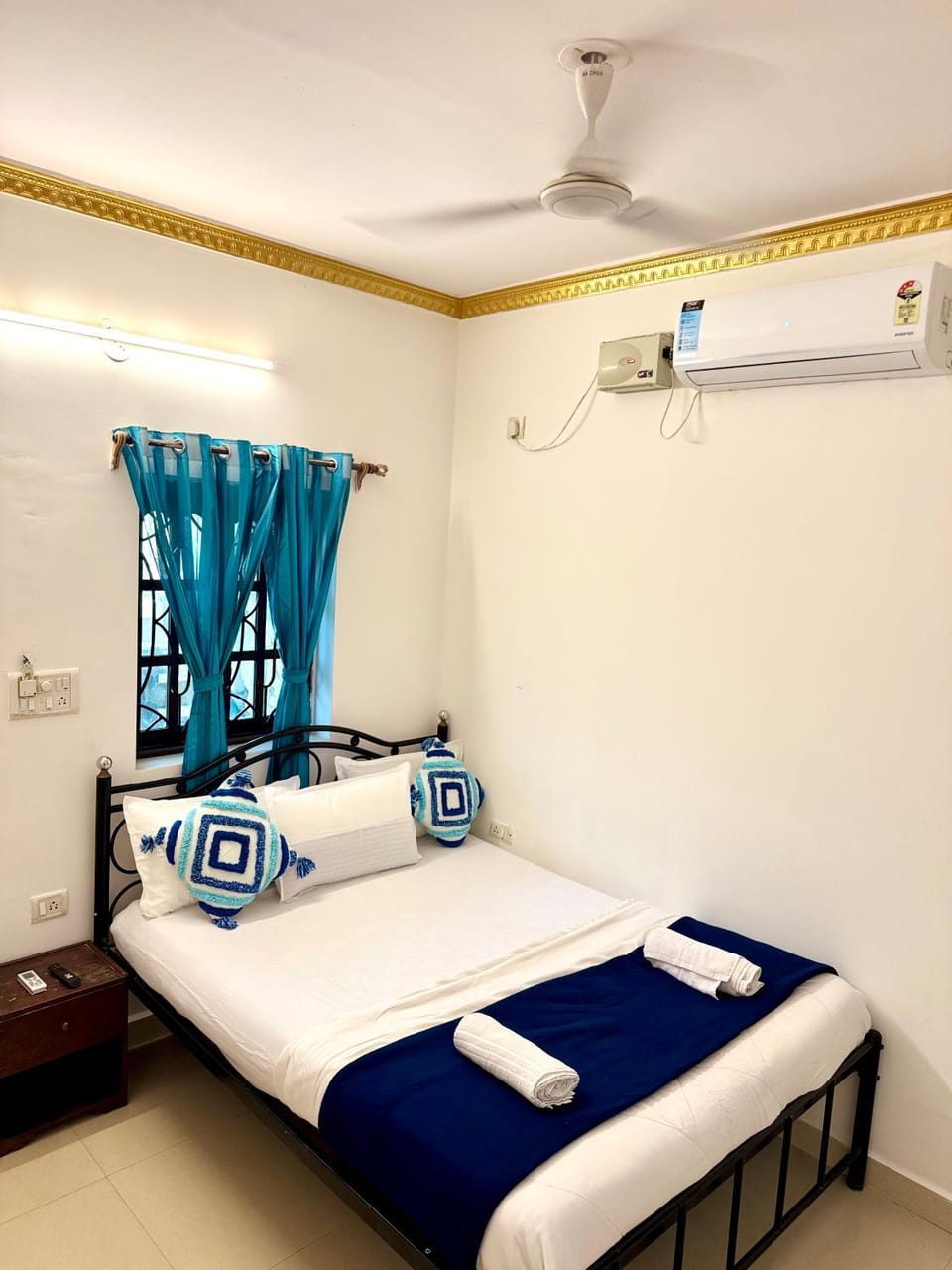 Bed, Photo of the whole room, towels, air conditioner