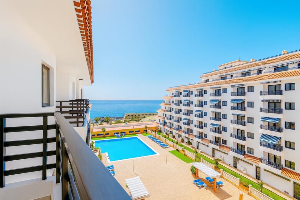 Property building, Balcony/Terrace, Pool view