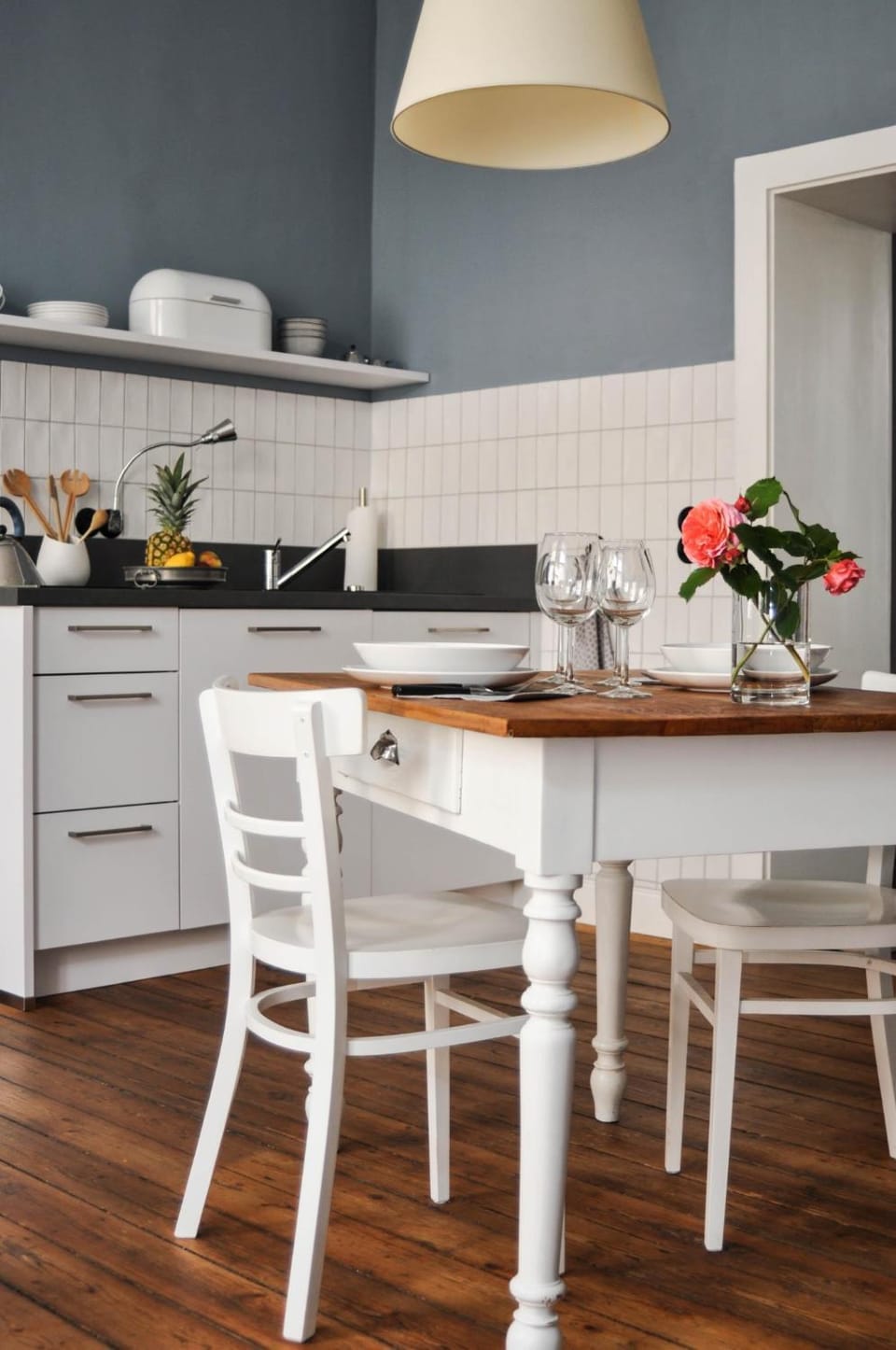 Kitchen or kitchenette, Dining area