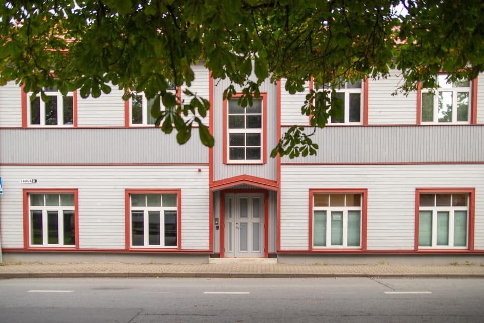 Property building, Facade/entrance, Day, Neighbourhood, Street view, Quiet street view