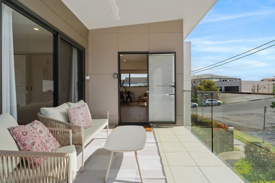 Property building, Patio, Day, View (from property/room), Balcony/Terrace, Seating area, Dining area
