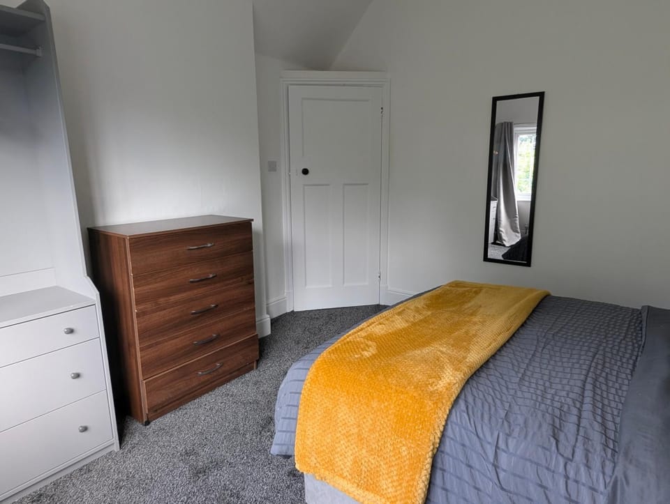 5BR Spacious Contractor Home, Parking for 2 vans House in Wolverhampton
