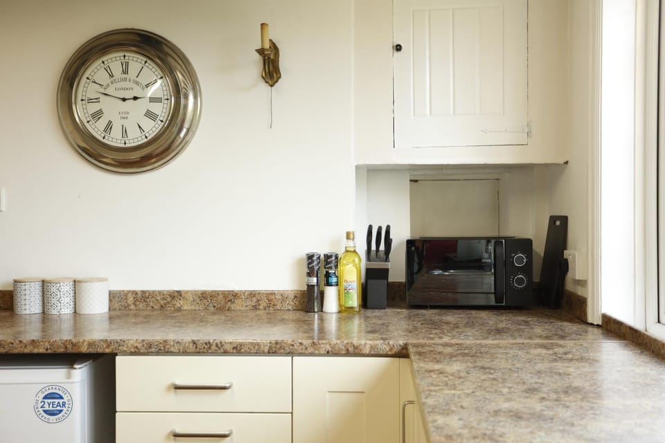 5BR Spacious Contractor Home, Parking for 2 vans House in Wolverhampton