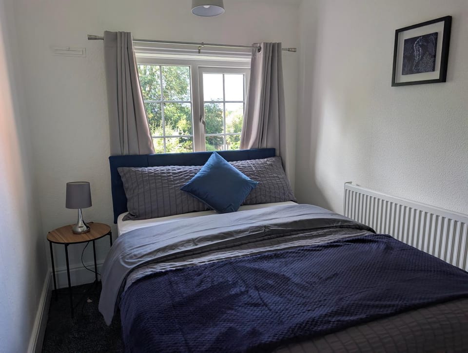 5BR Spacious Contractor Home, Parking for 2 vans House in Wolverhampton