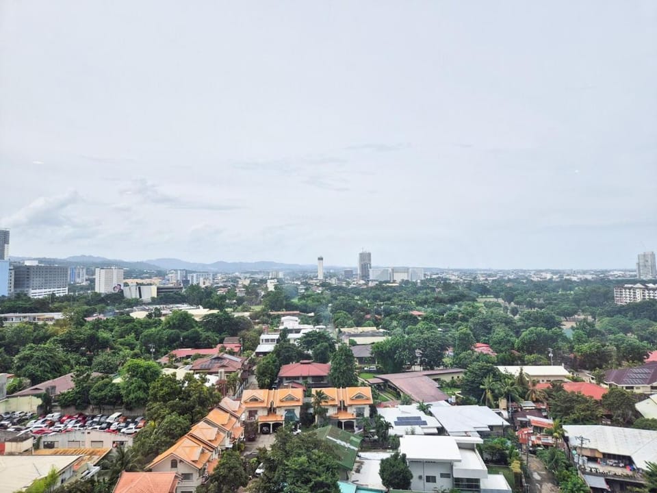 The Grand Escape Studio Fast WIFI, POOL, GYM Apartment in Lapu-Lapu City