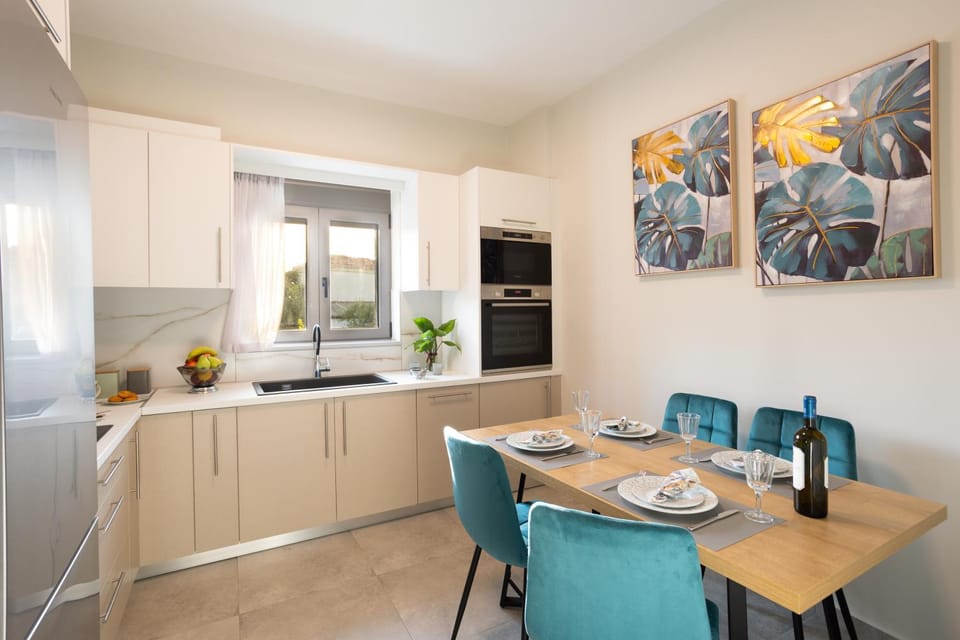 Kitchen or kitchenette, Dining area, dishwasher, oven