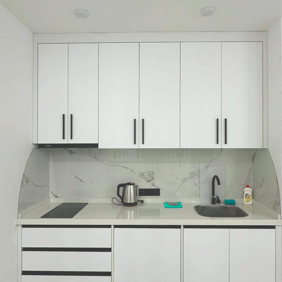 Coffee/tea facilities, Kitchen or kitchenette, stove