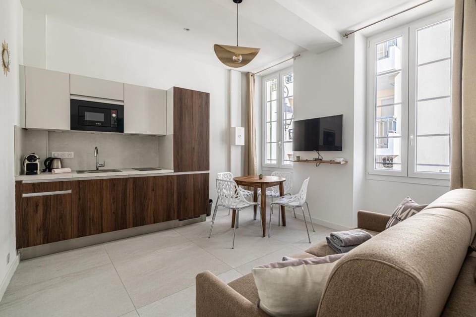 TV and multimedia, Kitchen or kitchenette, Living room, Seating area, Dining area, oven, stove