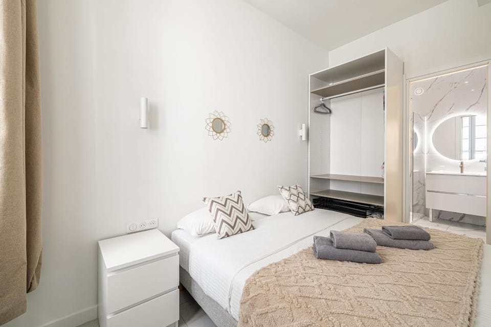 Bed, Photo of the whole room, Bedroom, towels, wardrobe