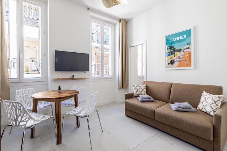 Communal lounge/ TV room, TV and multimedia, Living room, Seating area, Dining area