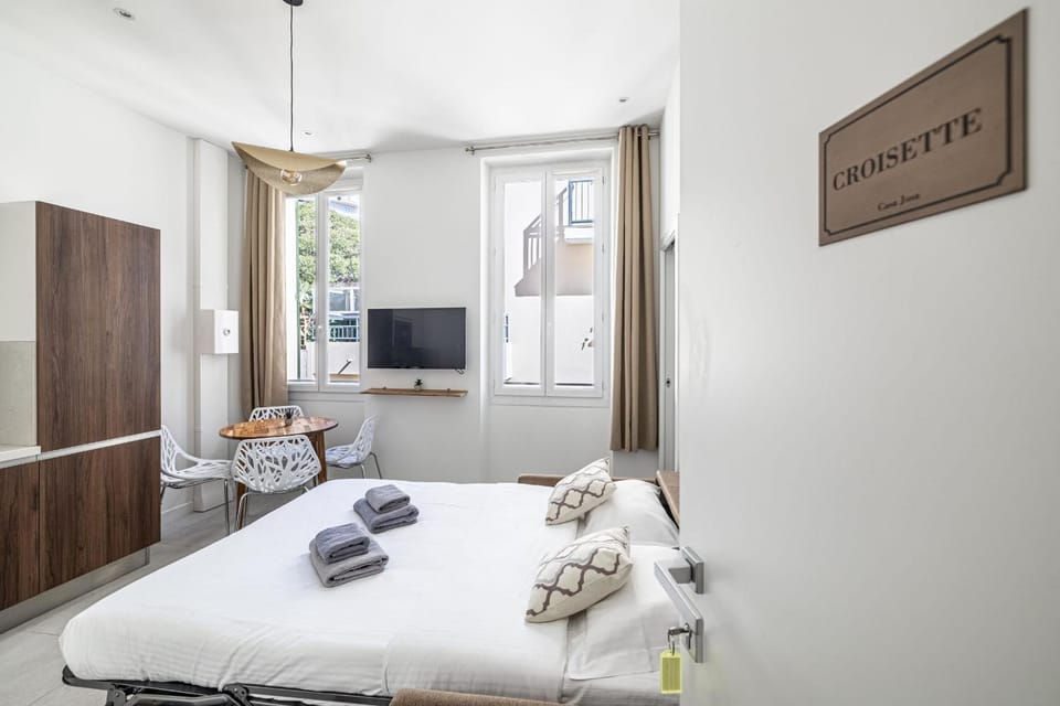 Bed, TV and multimedia, Photo of the whole room, Bedroom, towels