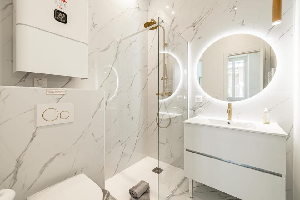 Shower, Toilet, Bathroom, towels