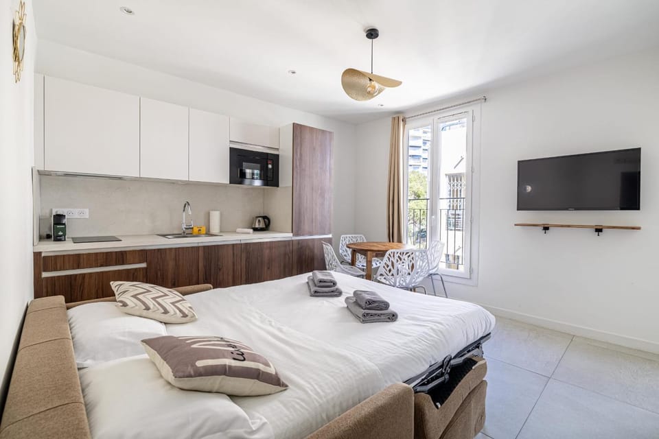 Bed, TV and multimedia, Kitchen or kitchenette, Living room, Photo of the whole room, Seating area, Dining area, Bedroom, towels
