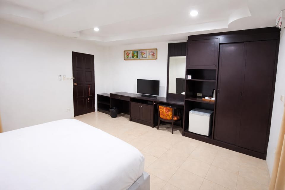 Photo of the whole room, Bedroom