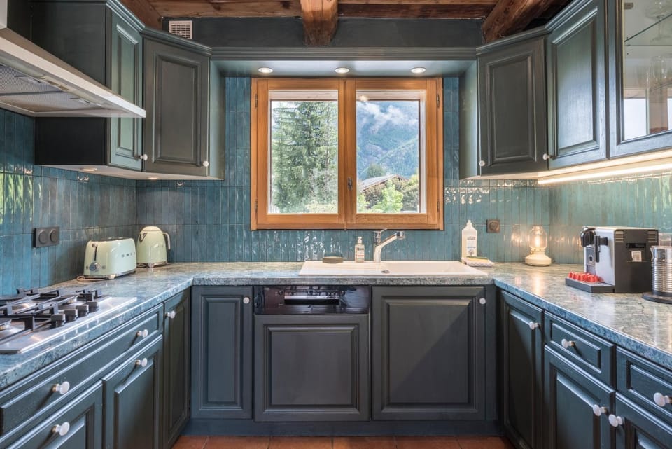 Coffee/tea facilities, Kitchen or kitchenette, dishwasher, stove, toaster