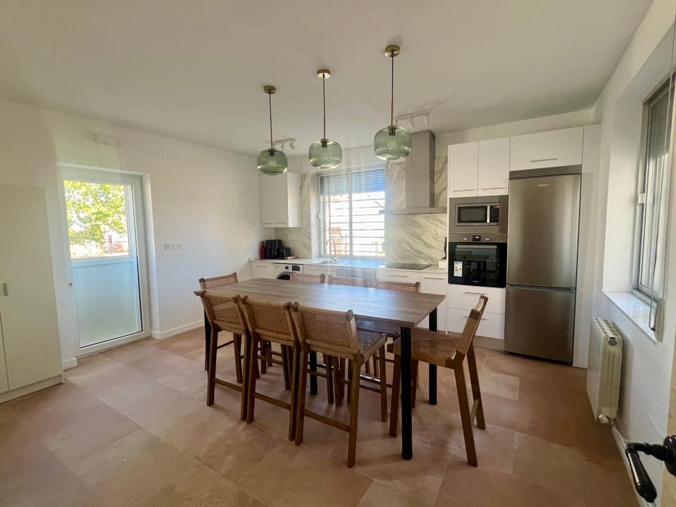 Kitchen or kitchenette, Dining area, dishwasher, oven, pet friendly, stove