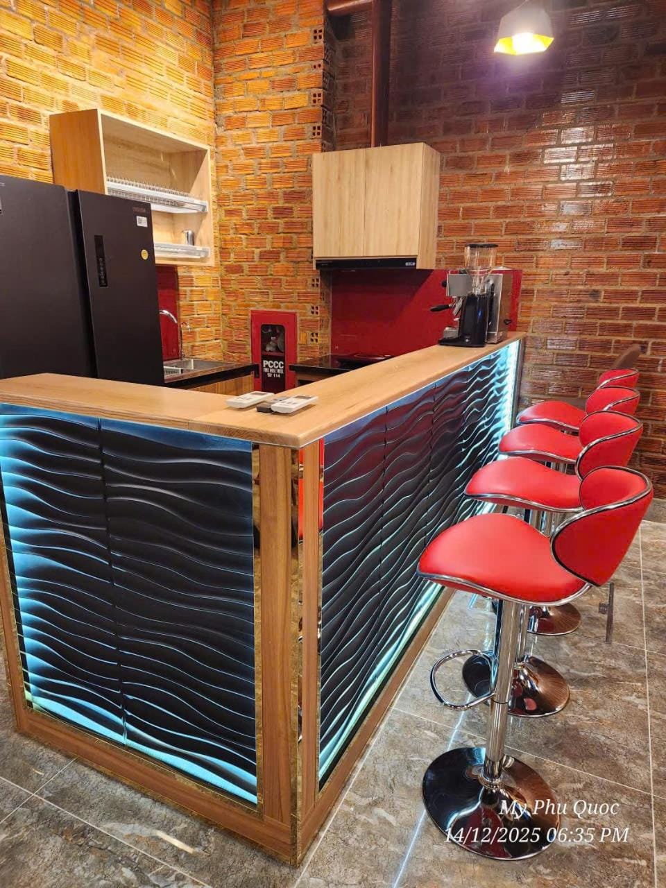 Lounge or bar, minibar