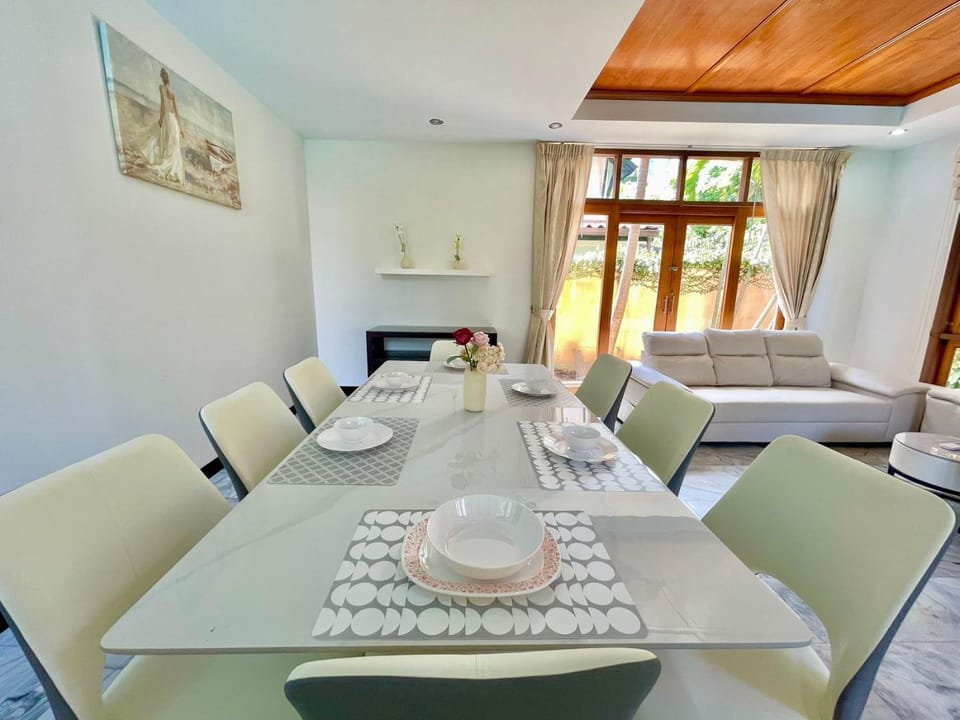 Seating area, Dining area