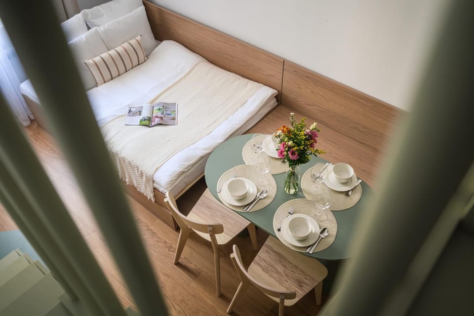 Bed, Living room, Seating area, Dining area