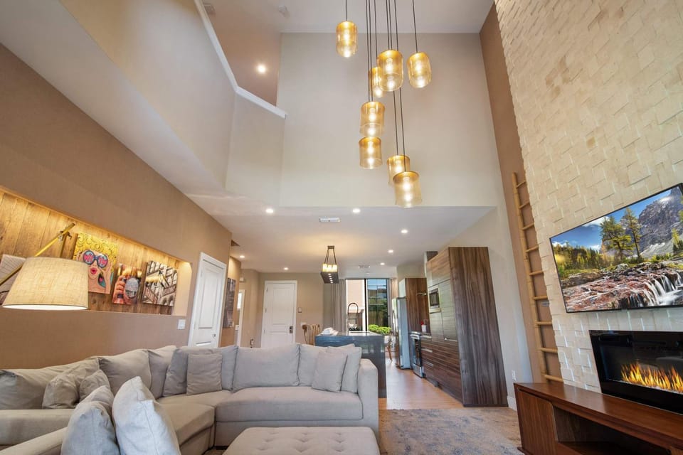 Chic Villa Stunning Patio and Exclusive Resort Perks House in Bay Lake