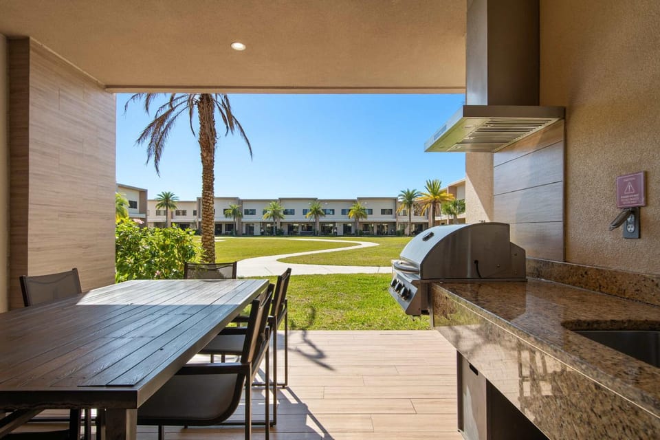 Chic Villa Stunning Patio and Exclusive Resort Perks House in Bay Lake