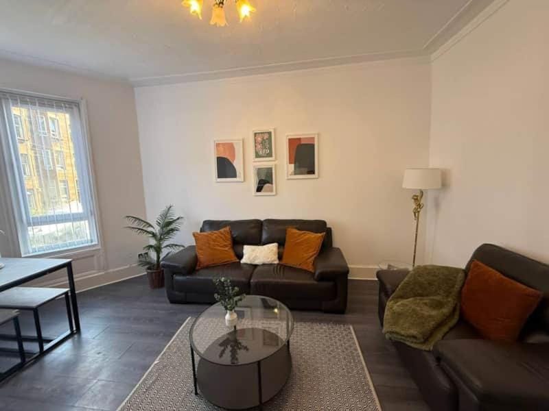 2BR Flat with Parking Near Glasgow Green and Parks Apartment in Glasgow