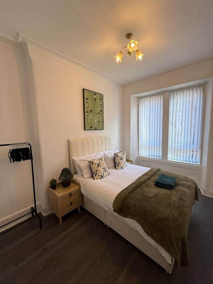 2BR Flat with Parking Near Glasgow Green and Parks Apartment in Glasgow