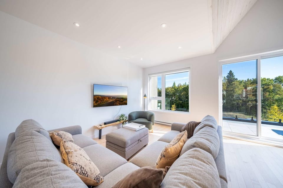 Absolute Comfort with Spa & Game Room - Base Camp Chalet in Beaupre