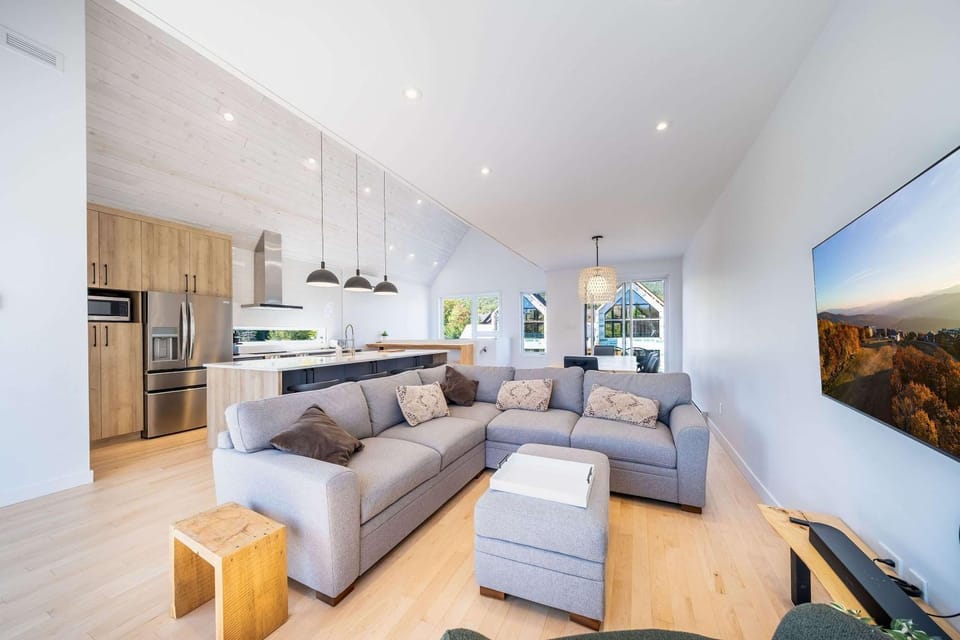 Absolute Comfort with Spa & Game Room - Base Camp Chalet in Beaupre