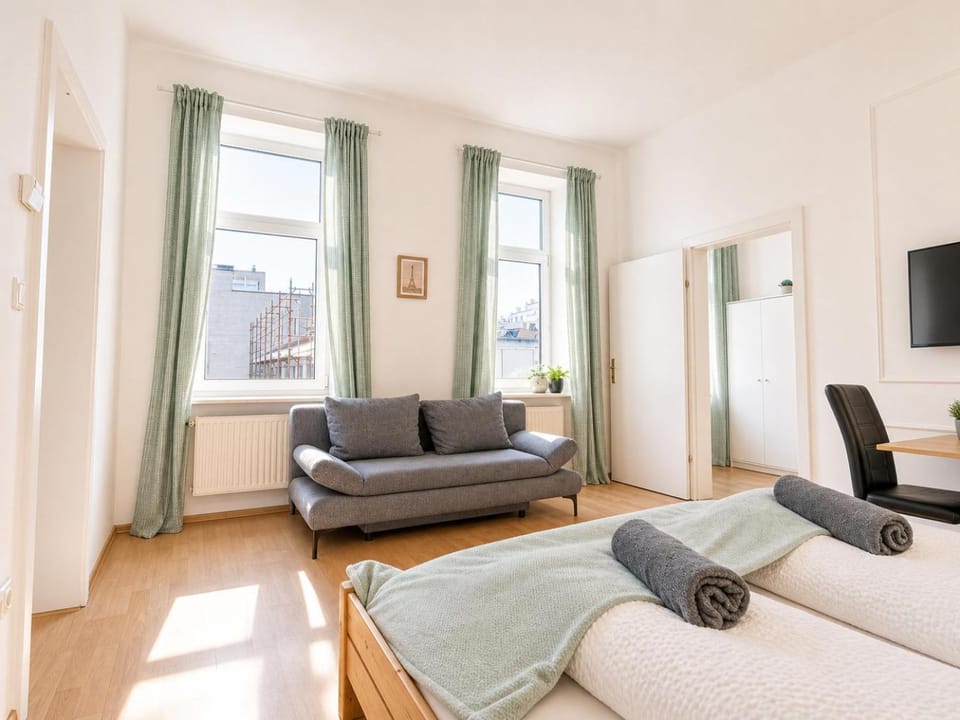 Property building, Bed, TV and multimedia, Seating area, Bedroom