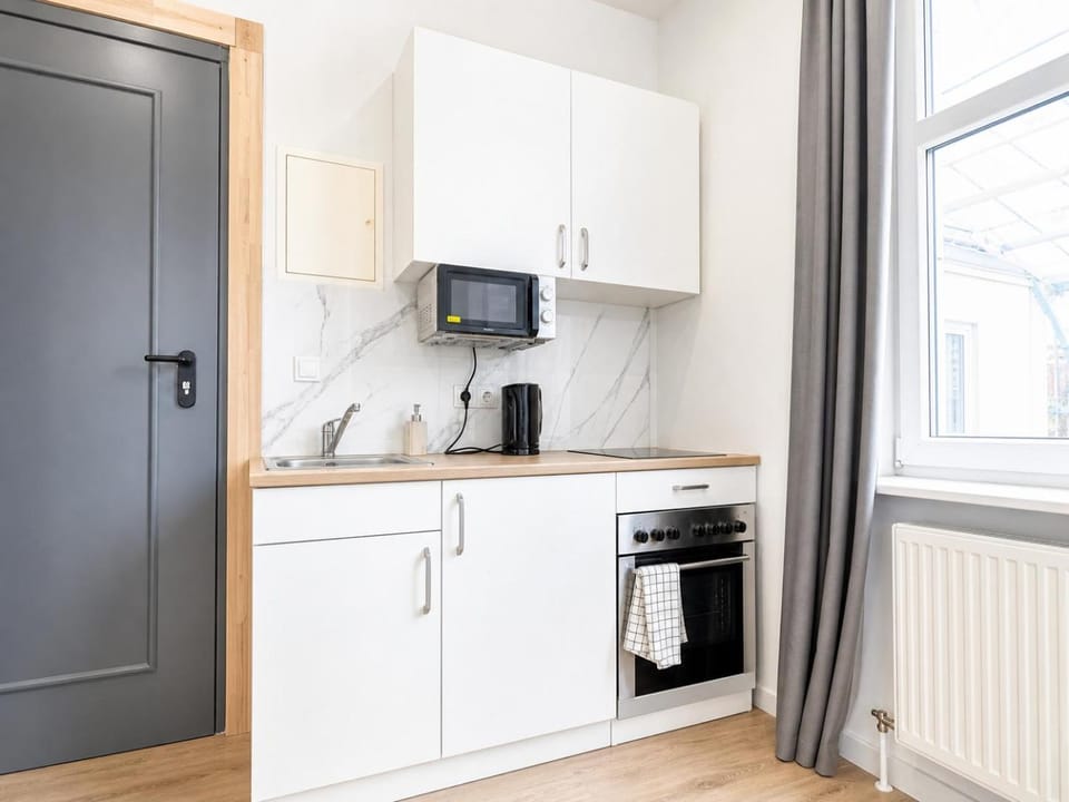 Coffee/tea facilities, Kitchen or kitchenette, oven, stove