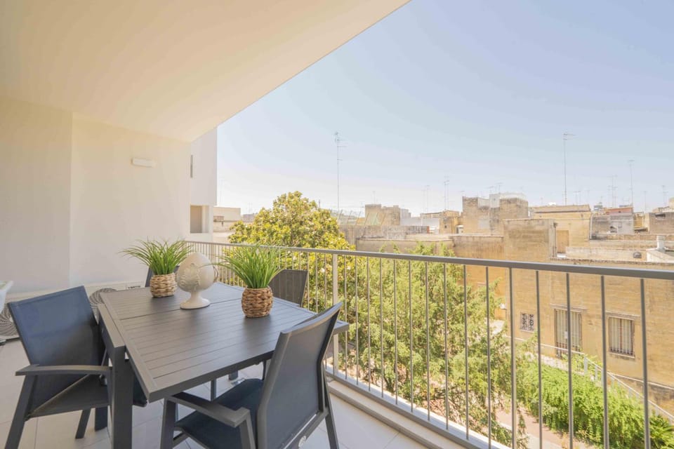 Property building, Day, View (from property/room), Balcony/Terrace, Dining area, City view
