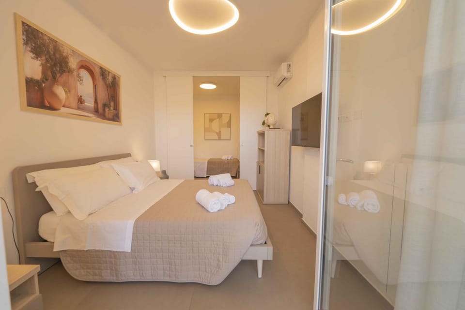 Bed, TV and multimedia, Photo of the whole room, Bedroom, towels, wardrobe