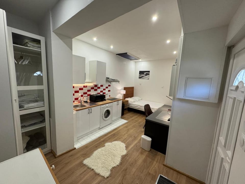 Photo of the whole room, wardrobe